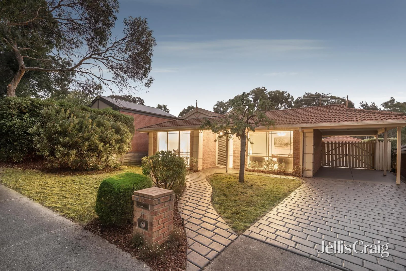 31 Silver Wattle Street (1/16)