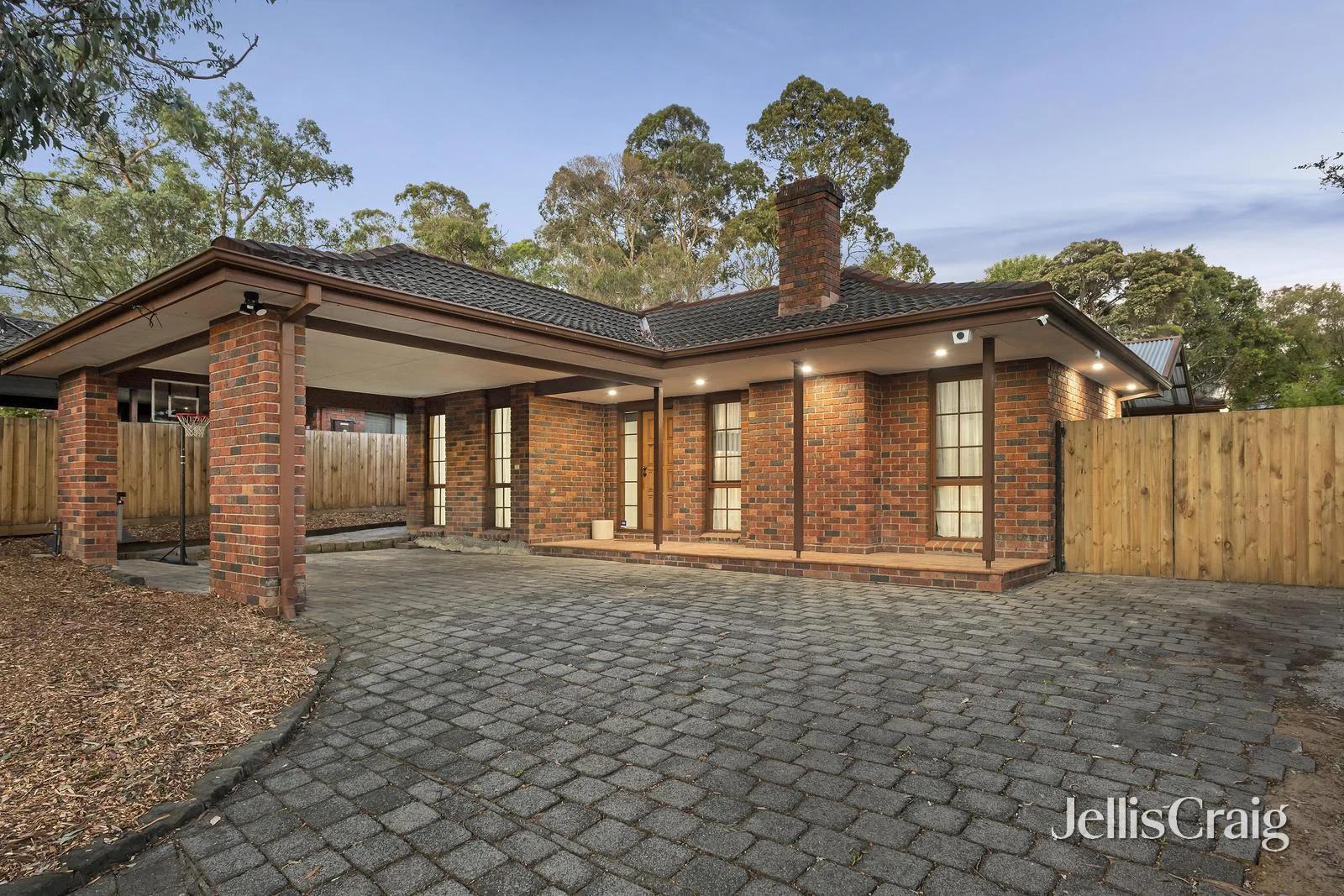 32 Danielle Crescent (1/17)