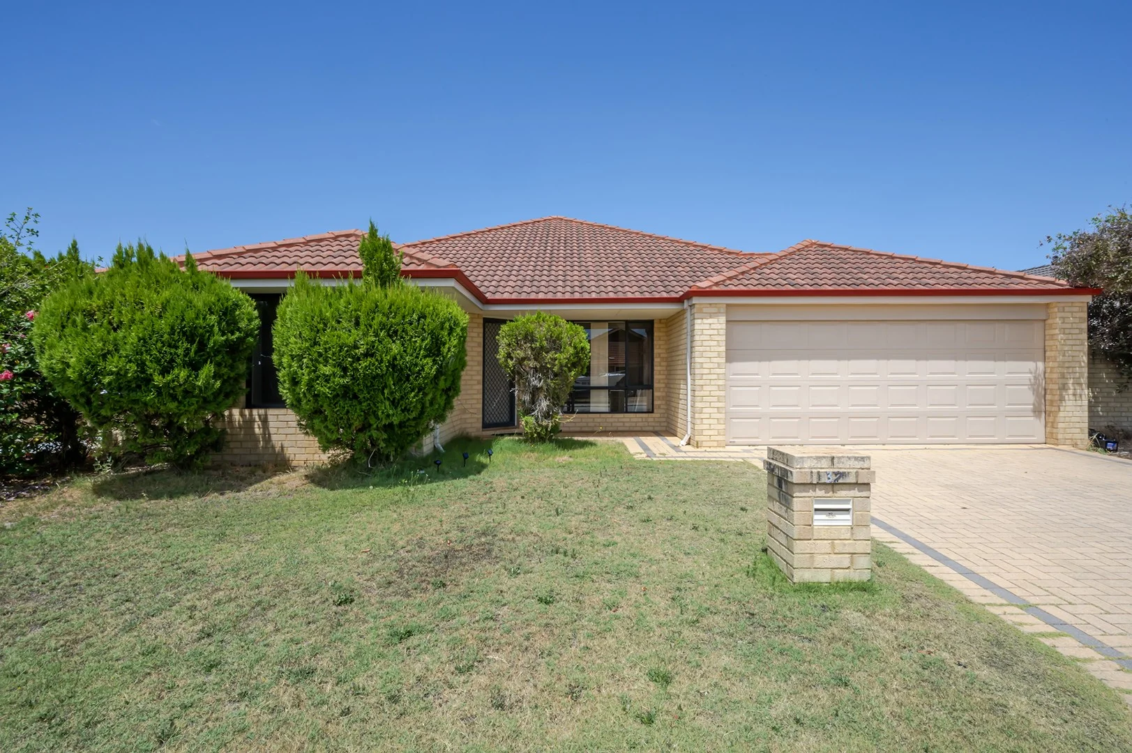 32 Diosma Way (1/24)