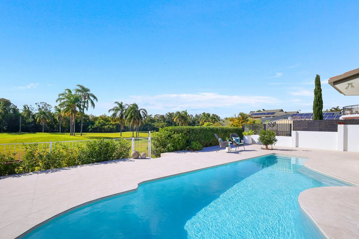 32 Meadowlake Drive (1/25)