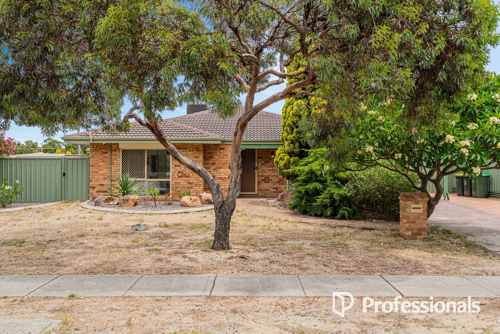33 Highclere Boulevard (1/36)