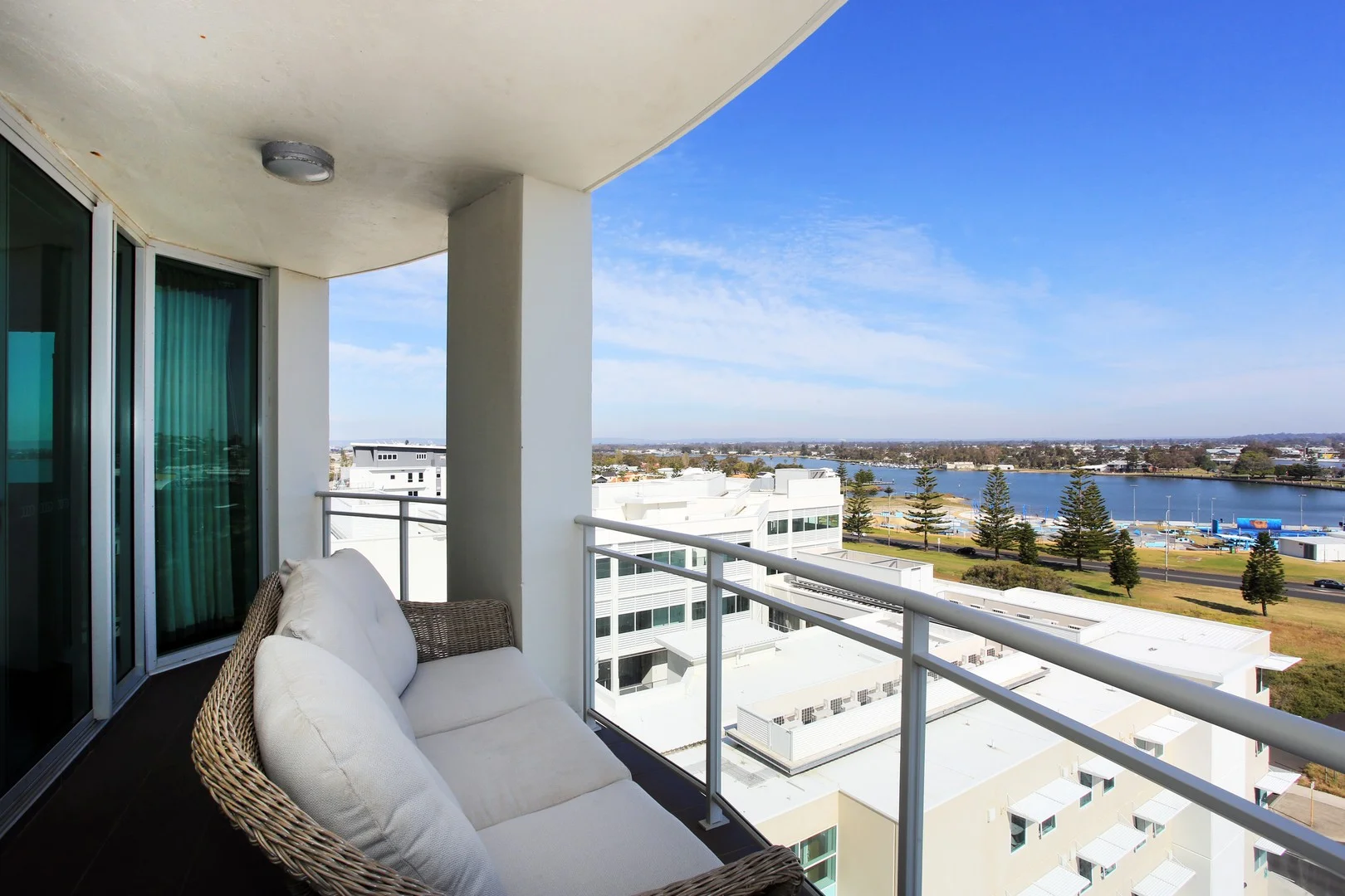 37/11 Casuarina Drive (1/17)