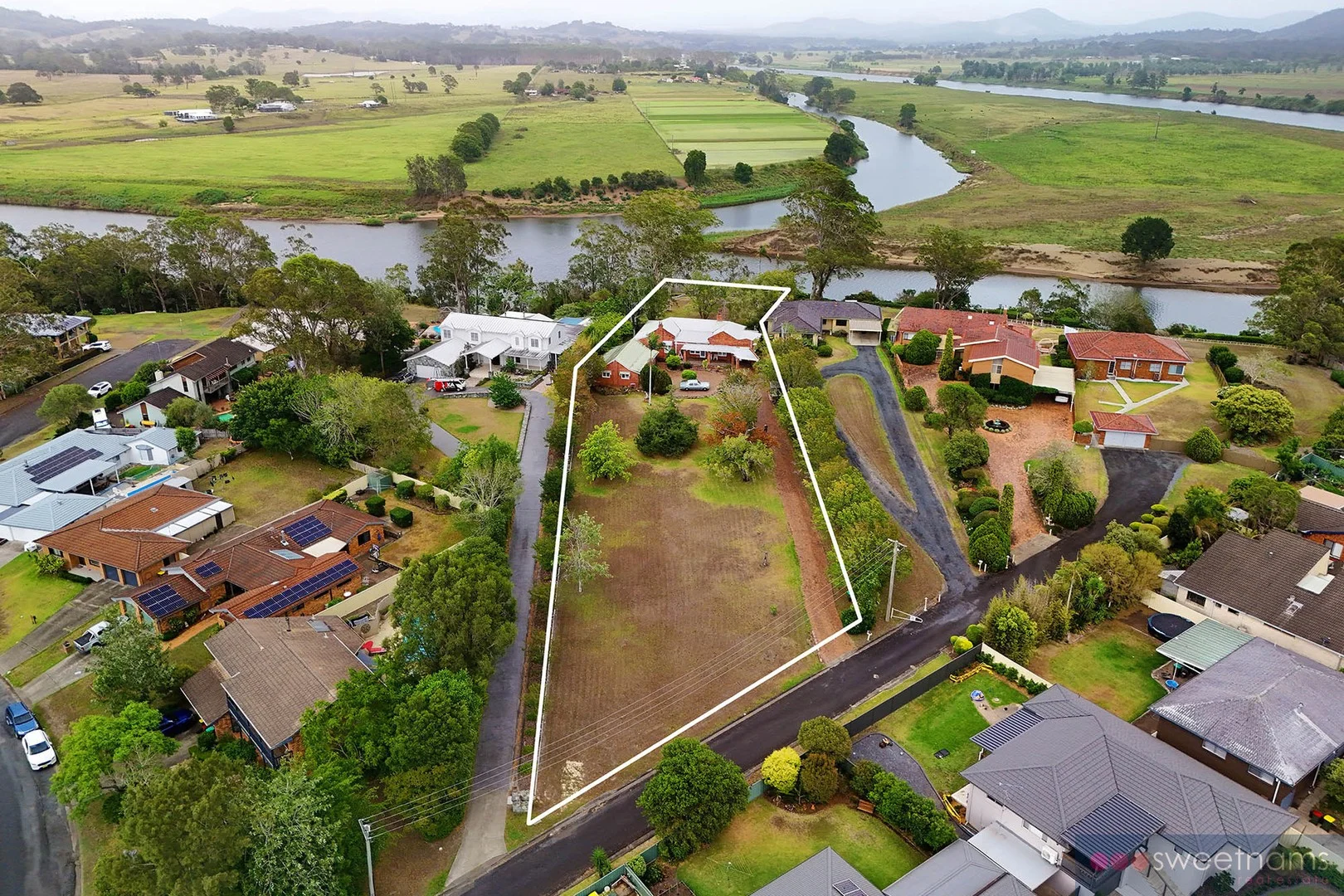 4 McLeod Close (1/33)