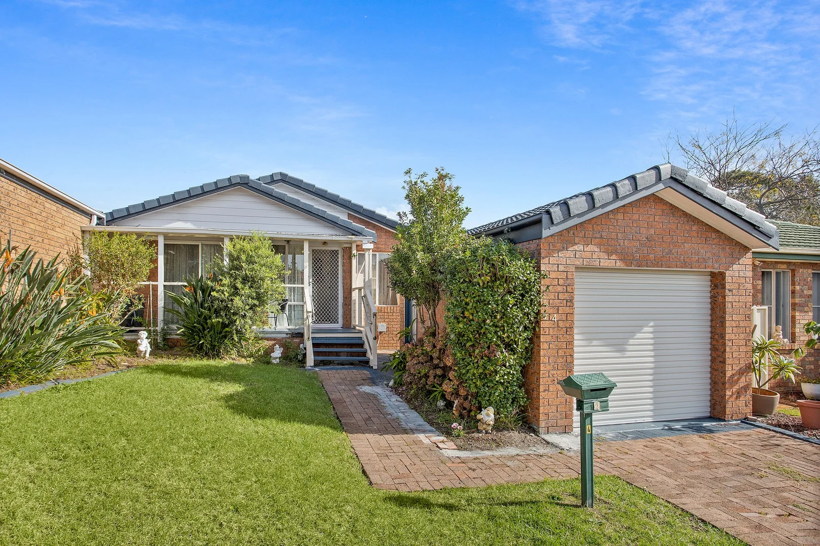 4 Sanderson Road (1/12)