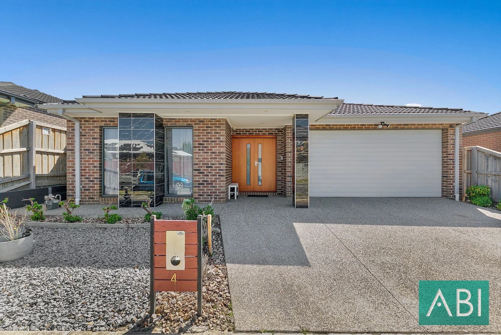 4 Strathdale Street (1/12)