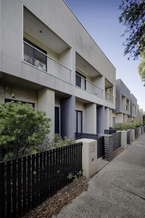40 Grenville Walk (1/13)
