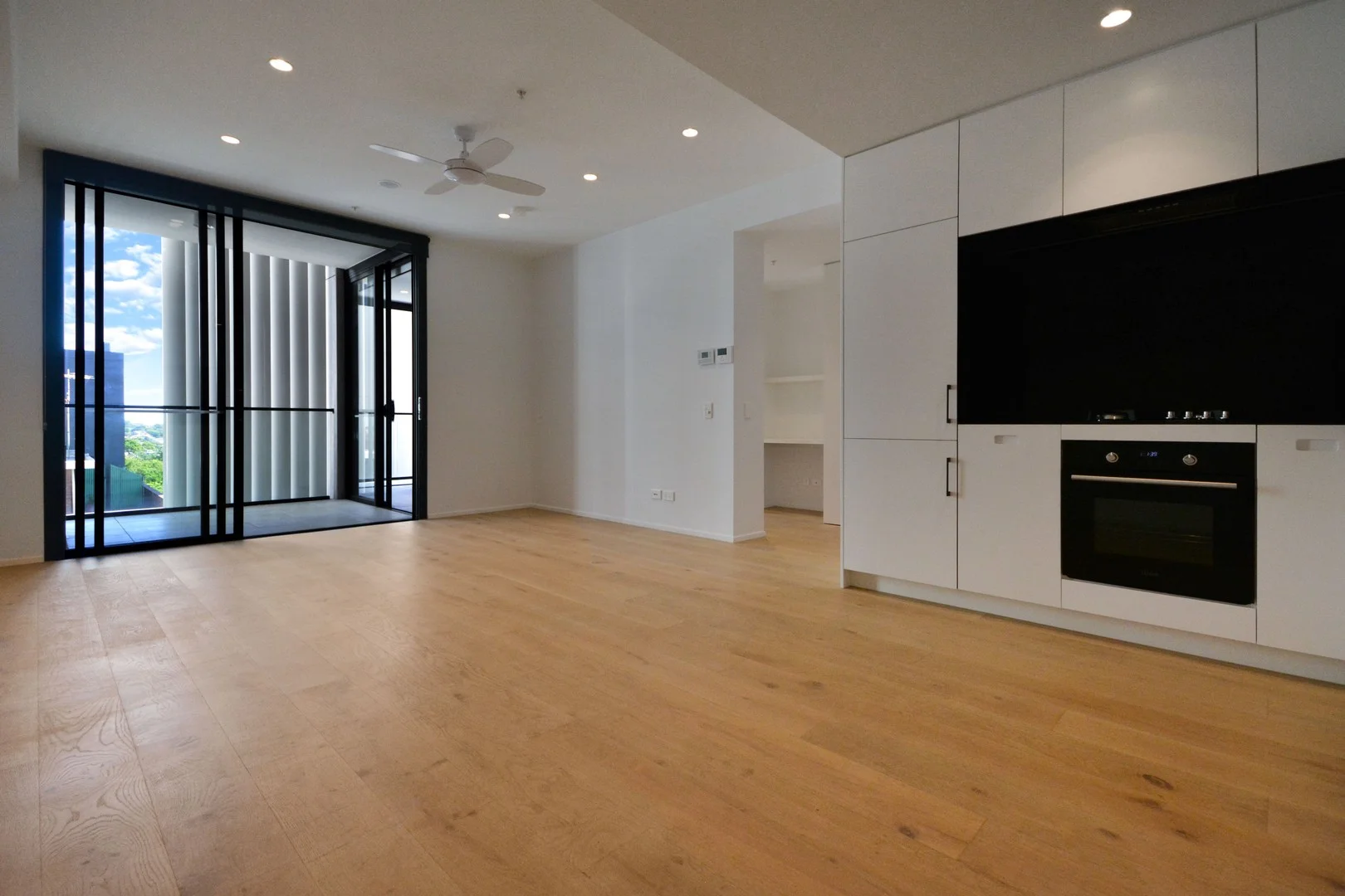 409/109 Oxford Street (1/3)