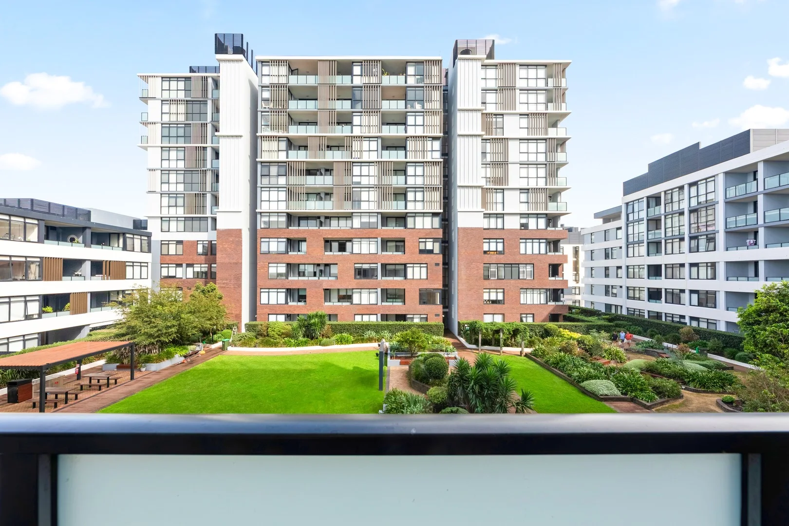423/10 Village Place (1/7)