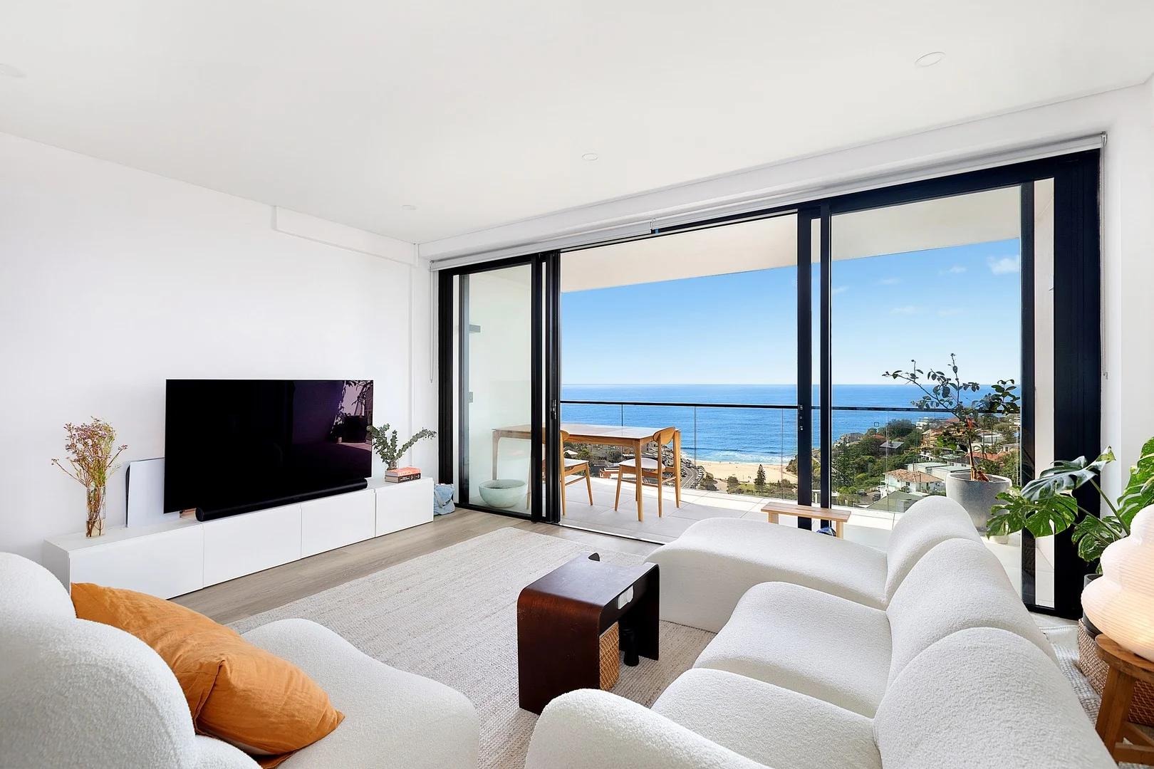 43/20 Illawong Avenue (1/8)