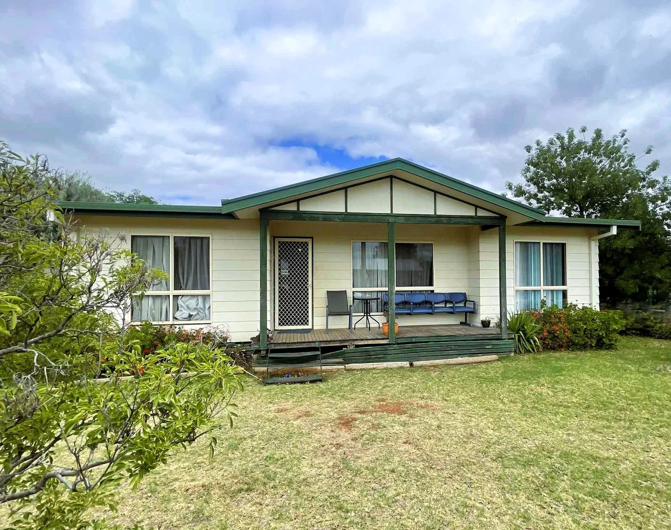 49 Heath Crescent (1/15)