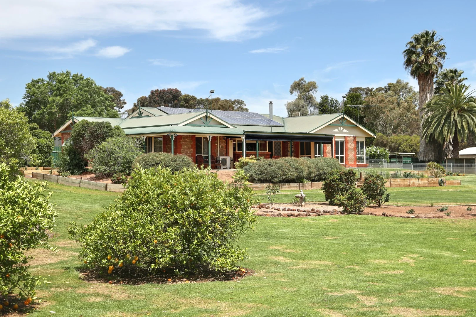 5 Diamantina Court (1/33)