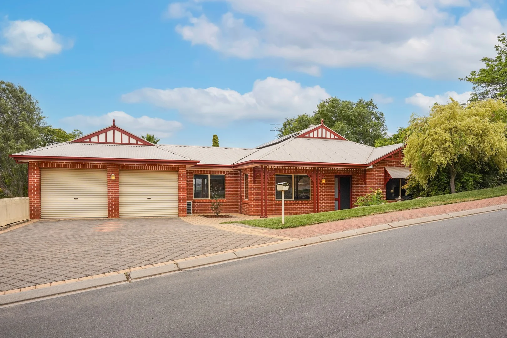 5 Honeysuckle Drive (1/20)