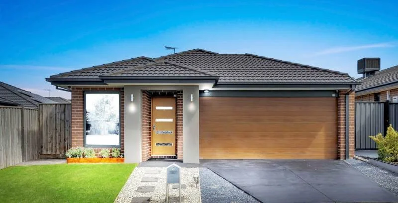 5 Lomandra Avenue (1/11)