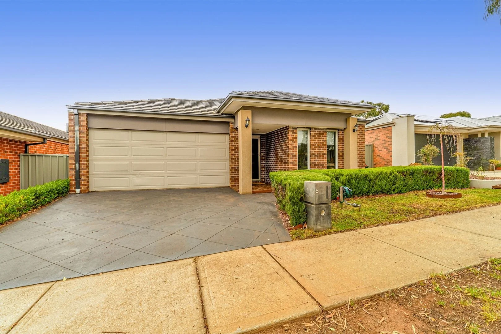 5 Stonehill Drive (1/12)