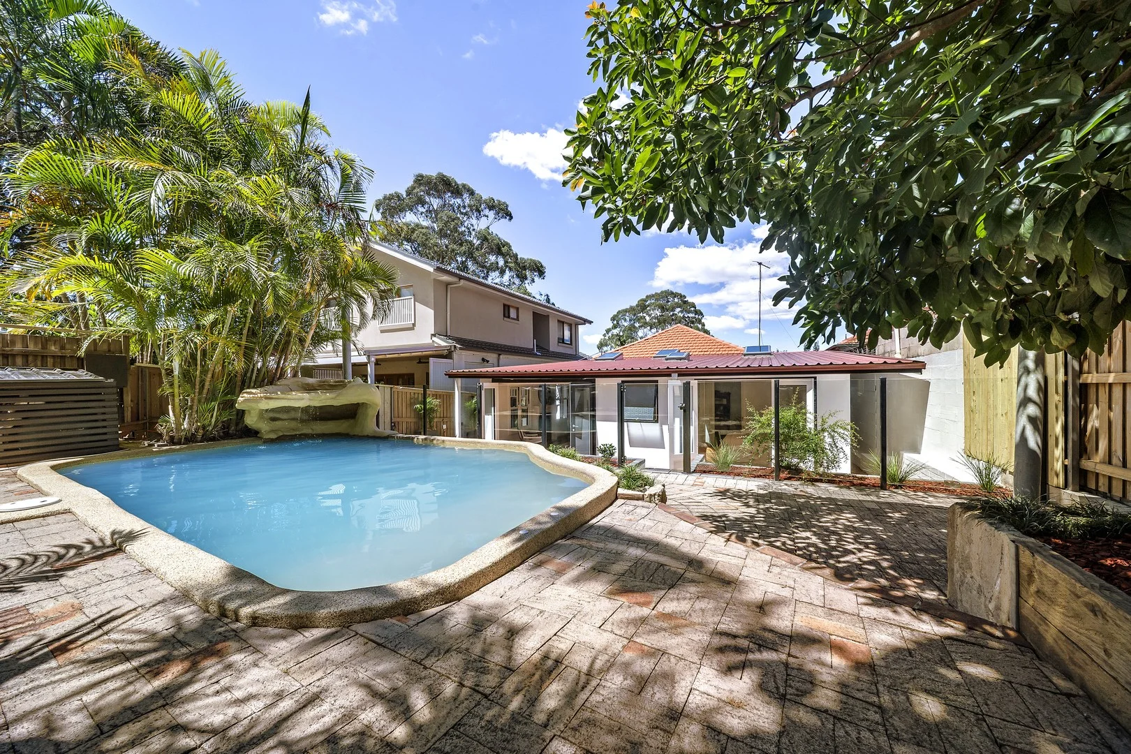 52 Alfred Street (1/18)