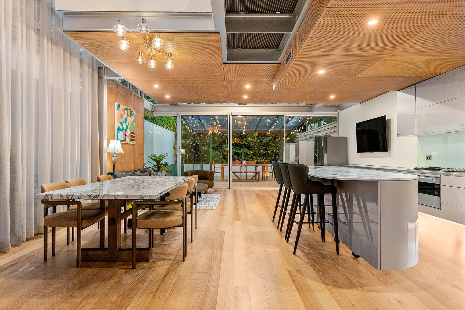 6 Davies Avenue