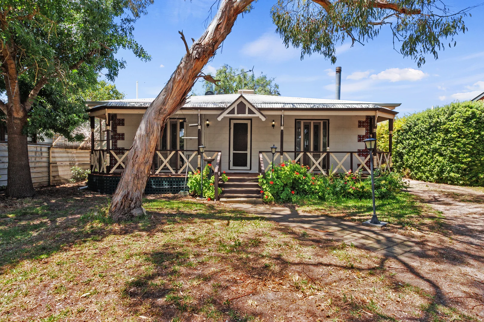 6 Giles Street West - Image 2