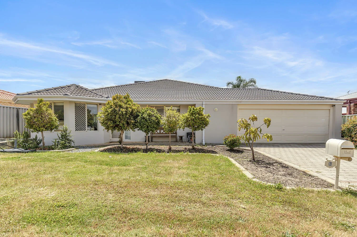 6 Holyrood Close (1/32)
