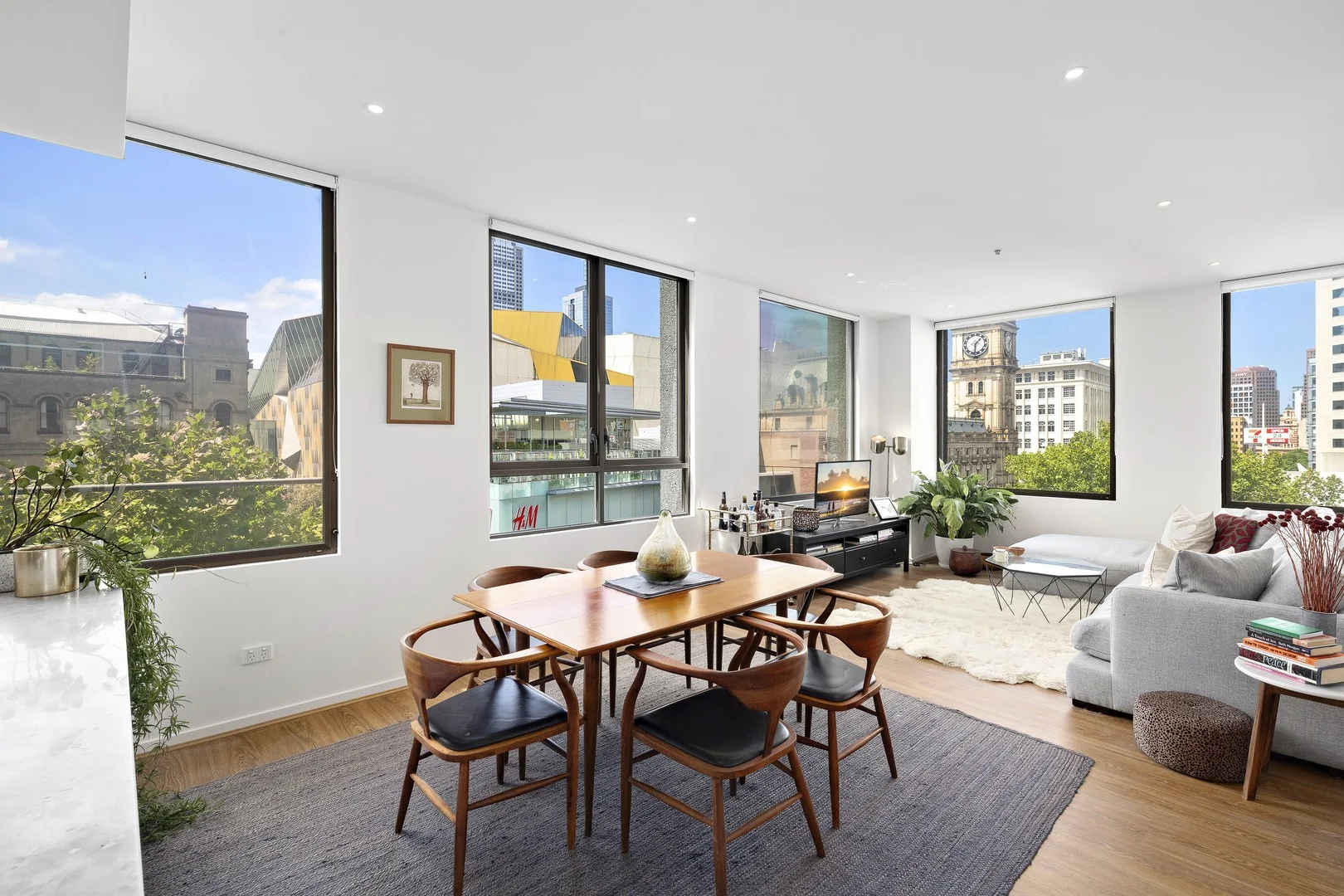 608/225 Elizabeth Street (1/17)