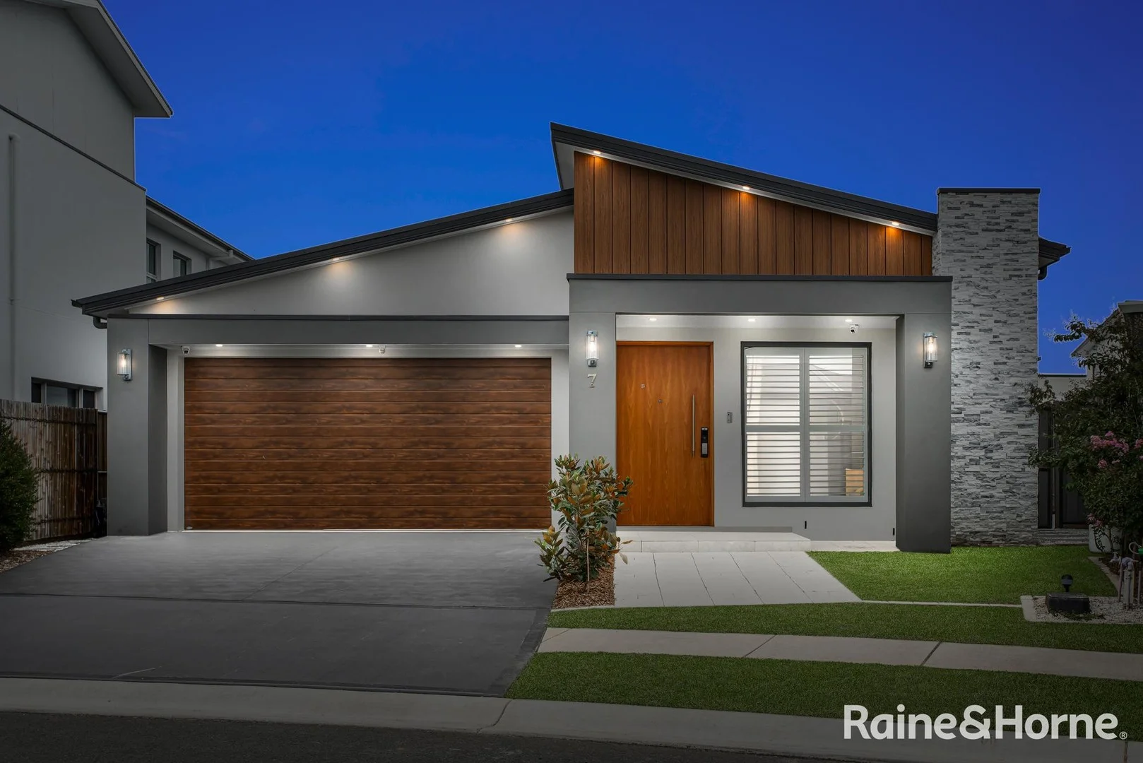 7 & 7a Baystone Street (Gables) (1/23)