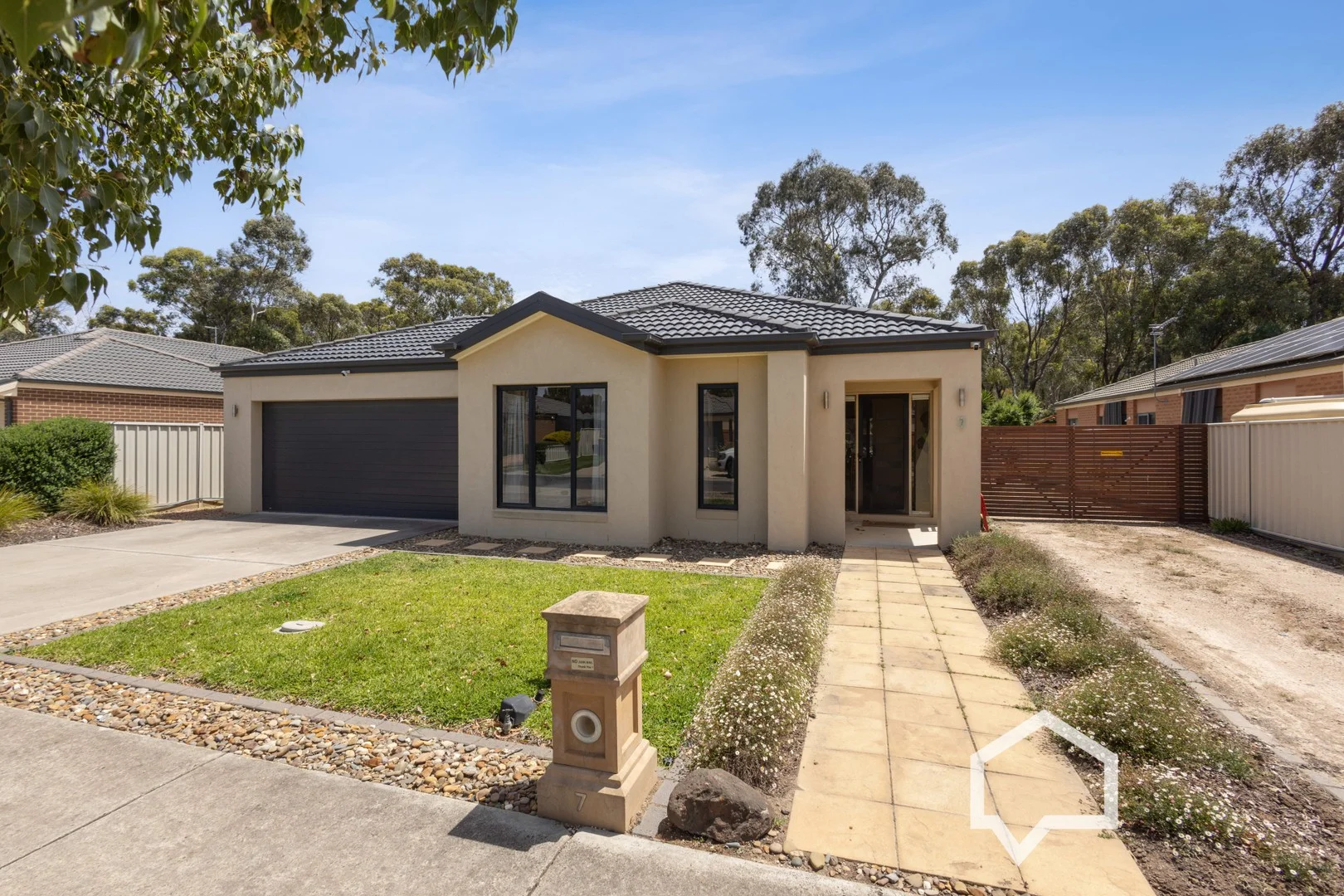 7 Crossley Avenue (1/17)