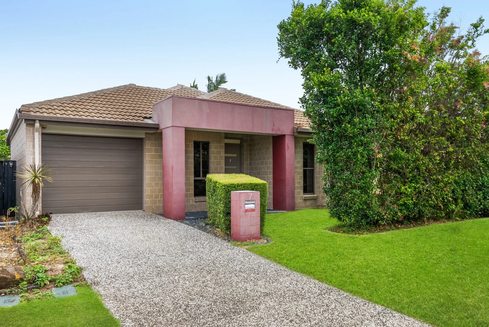 7 Eureka Street (1/1)