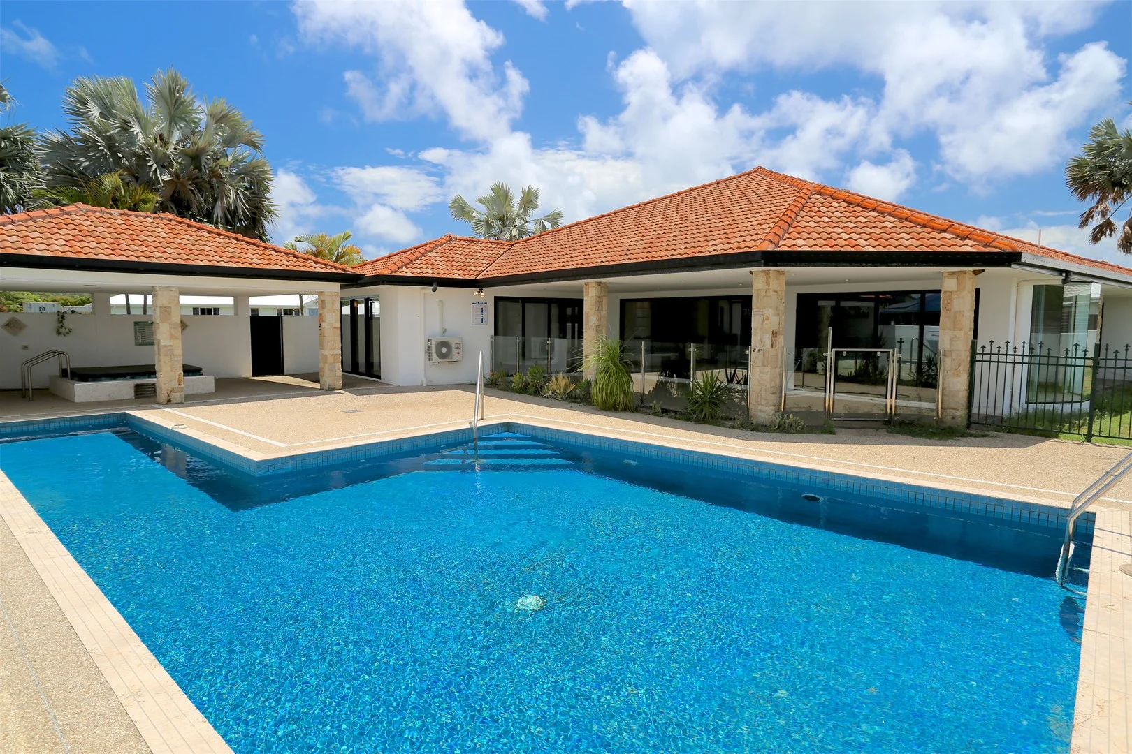 72 Monaco Drive (1/41)
