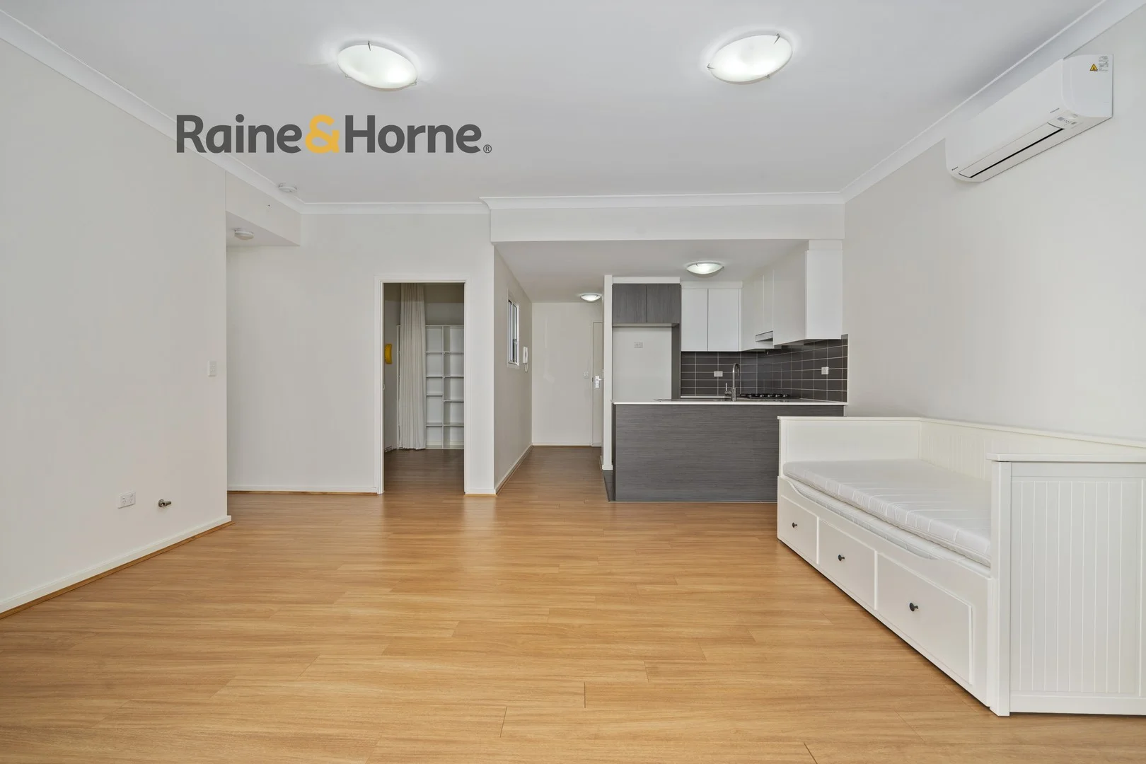 77/6-8 George Street (1/14)