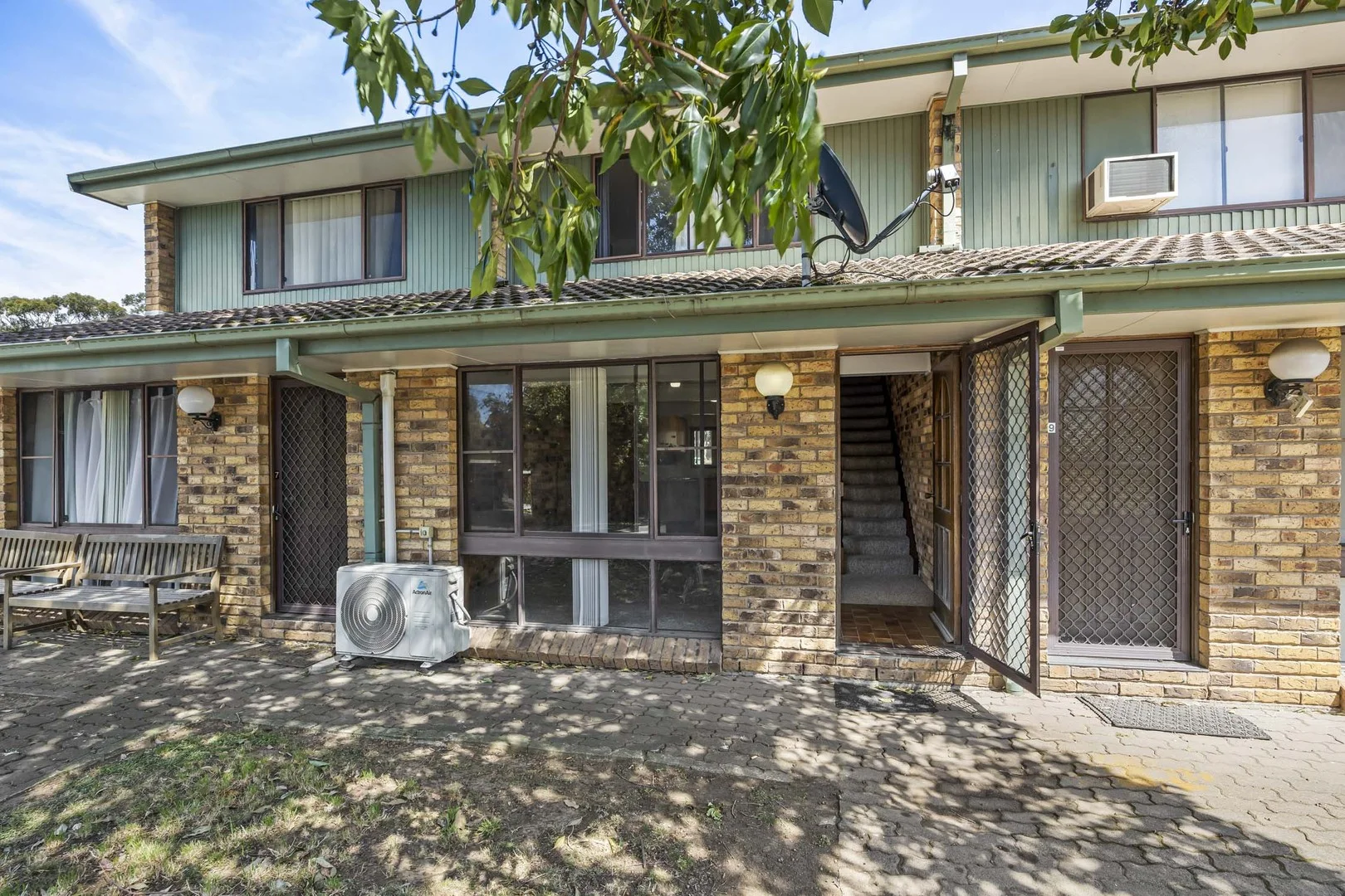 8/1A Mcclintock Drive (1/17)
