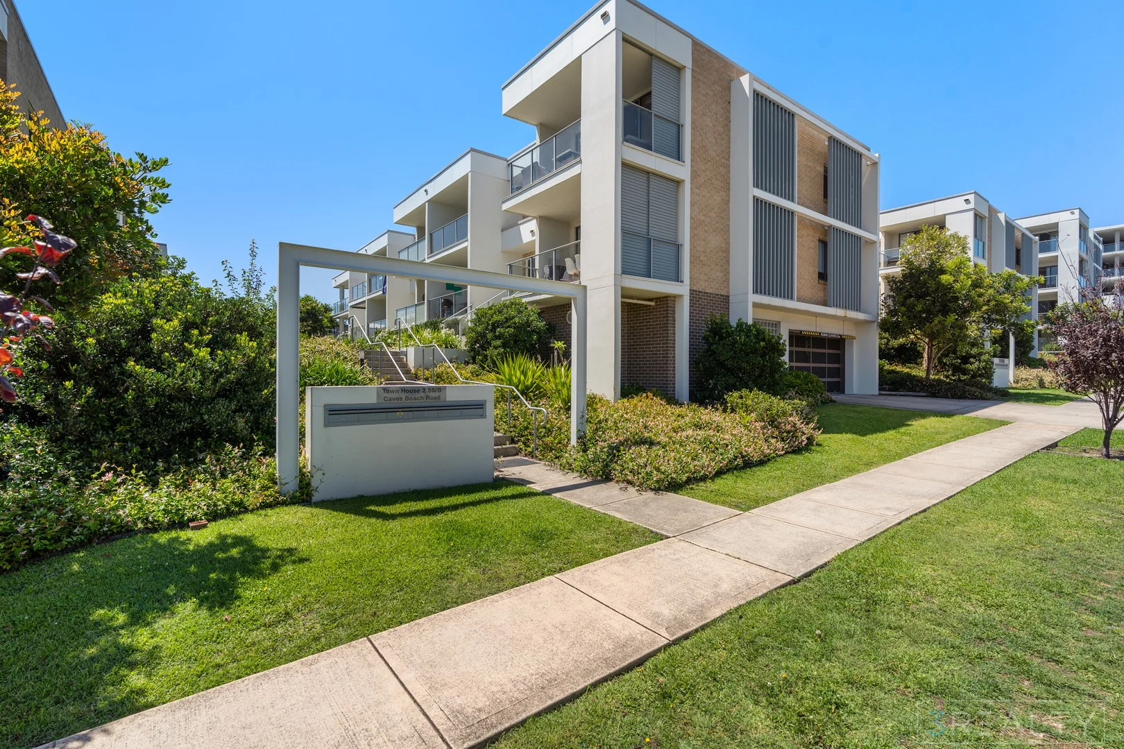 8/55B Caves Beach Road (1/30)