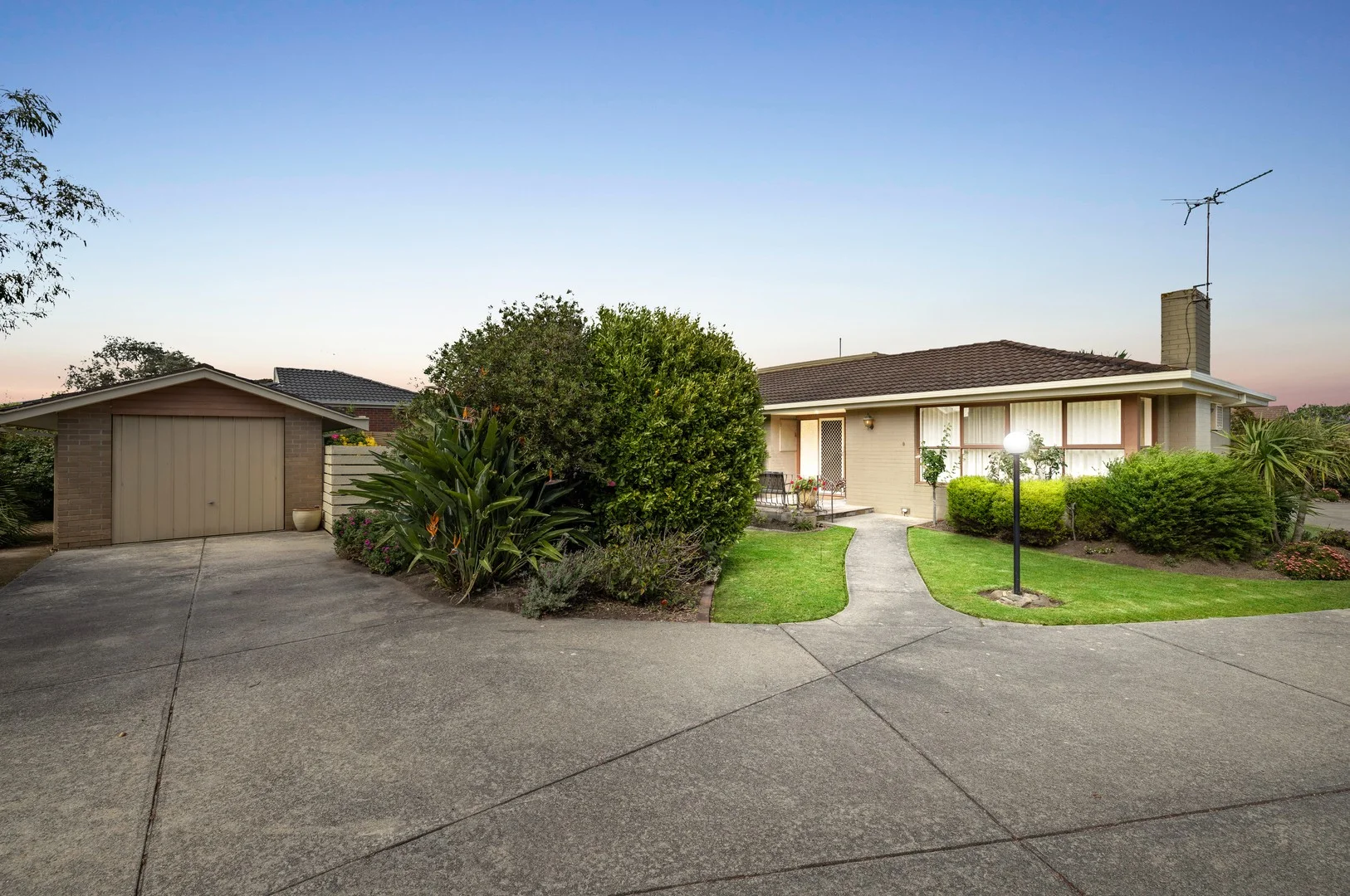 8/96-98 Beleura Hill Road (1/15)