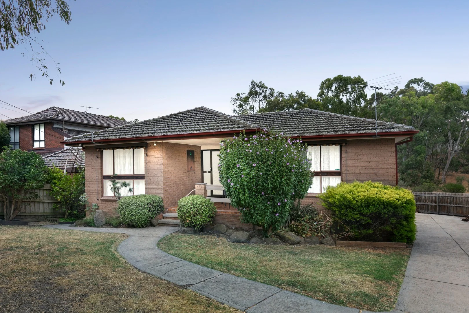 8 Ascot Drive (1/1)