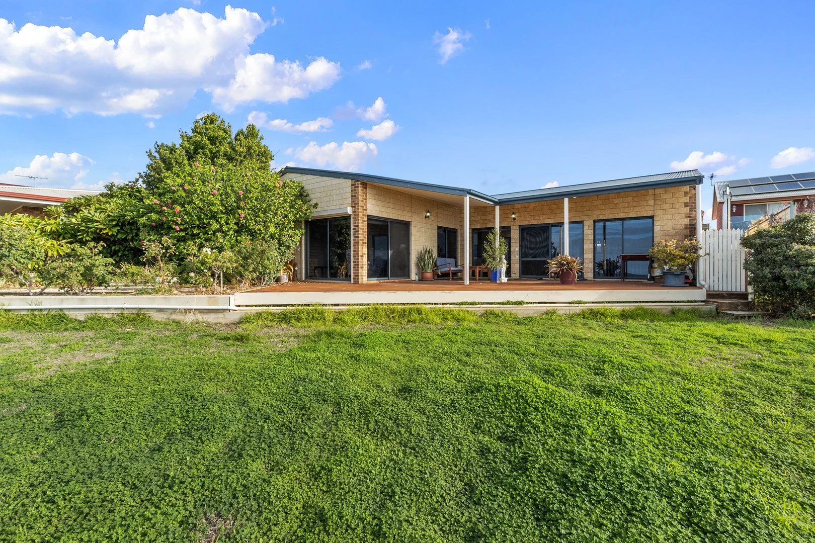 8 Beach Road - Image 3