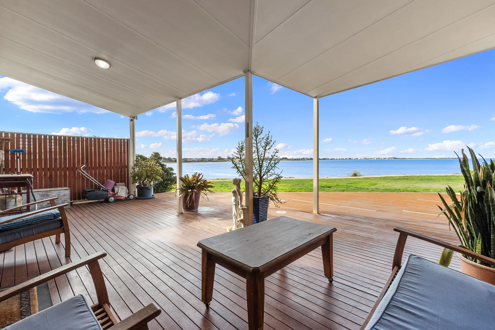 8 Beach Road - Image 2