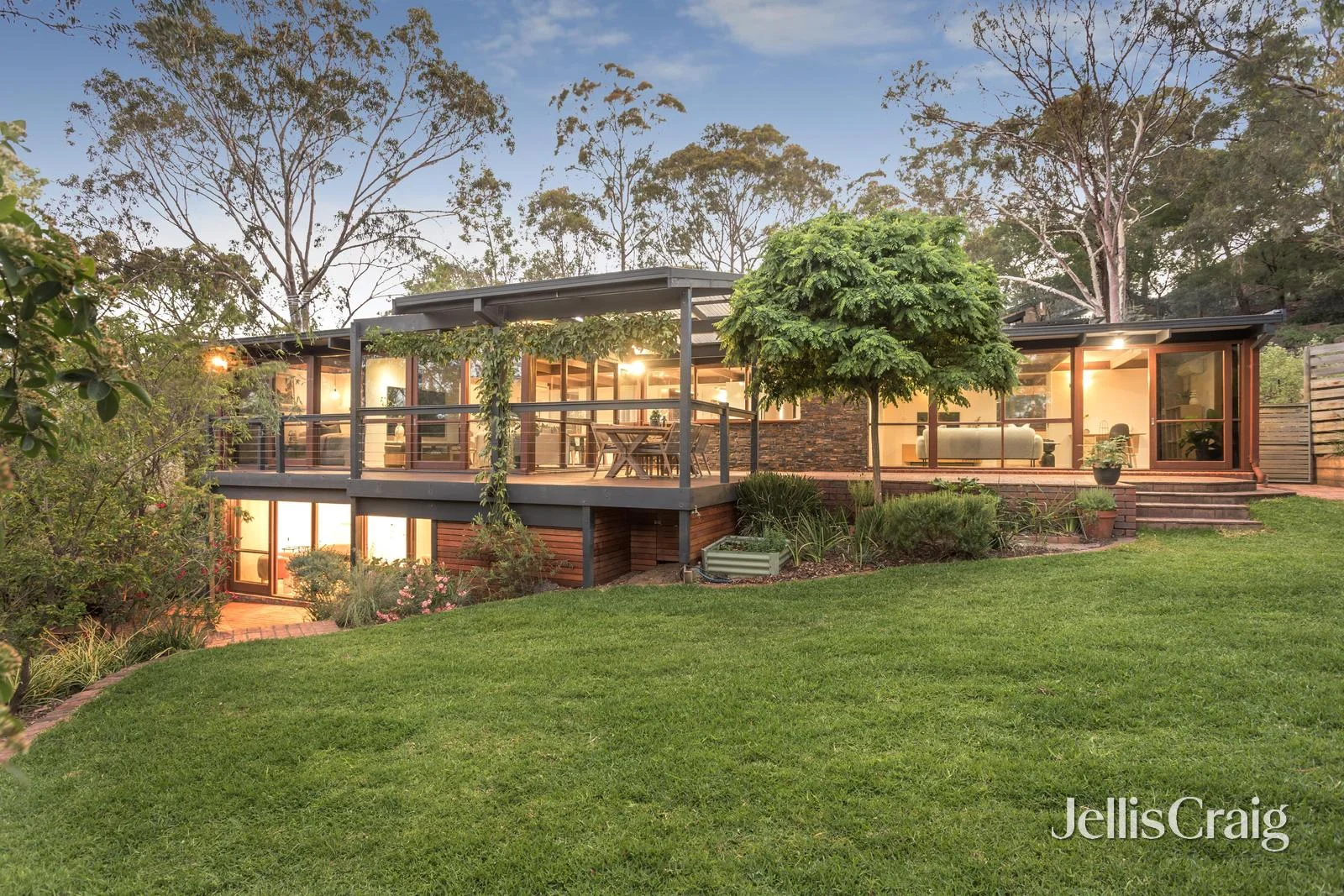 8 Jelbart Court (1/1)