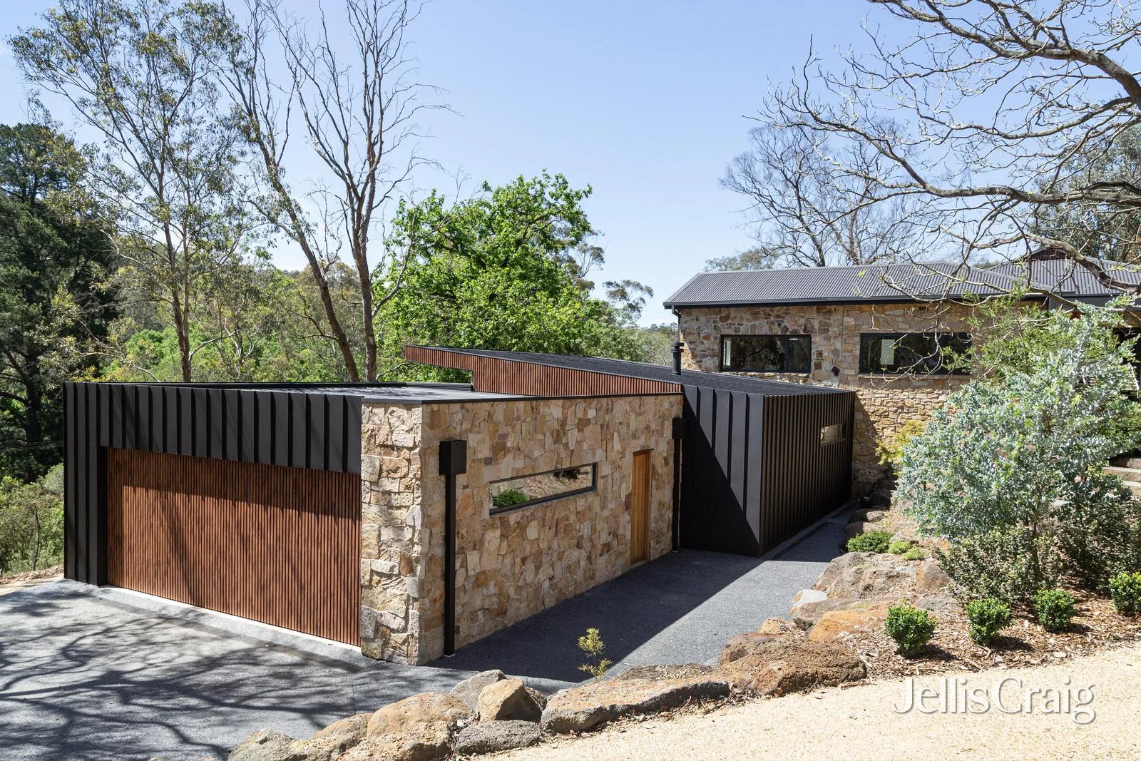 8 Kangaroo Ground-Warrandyte Road (1/1)