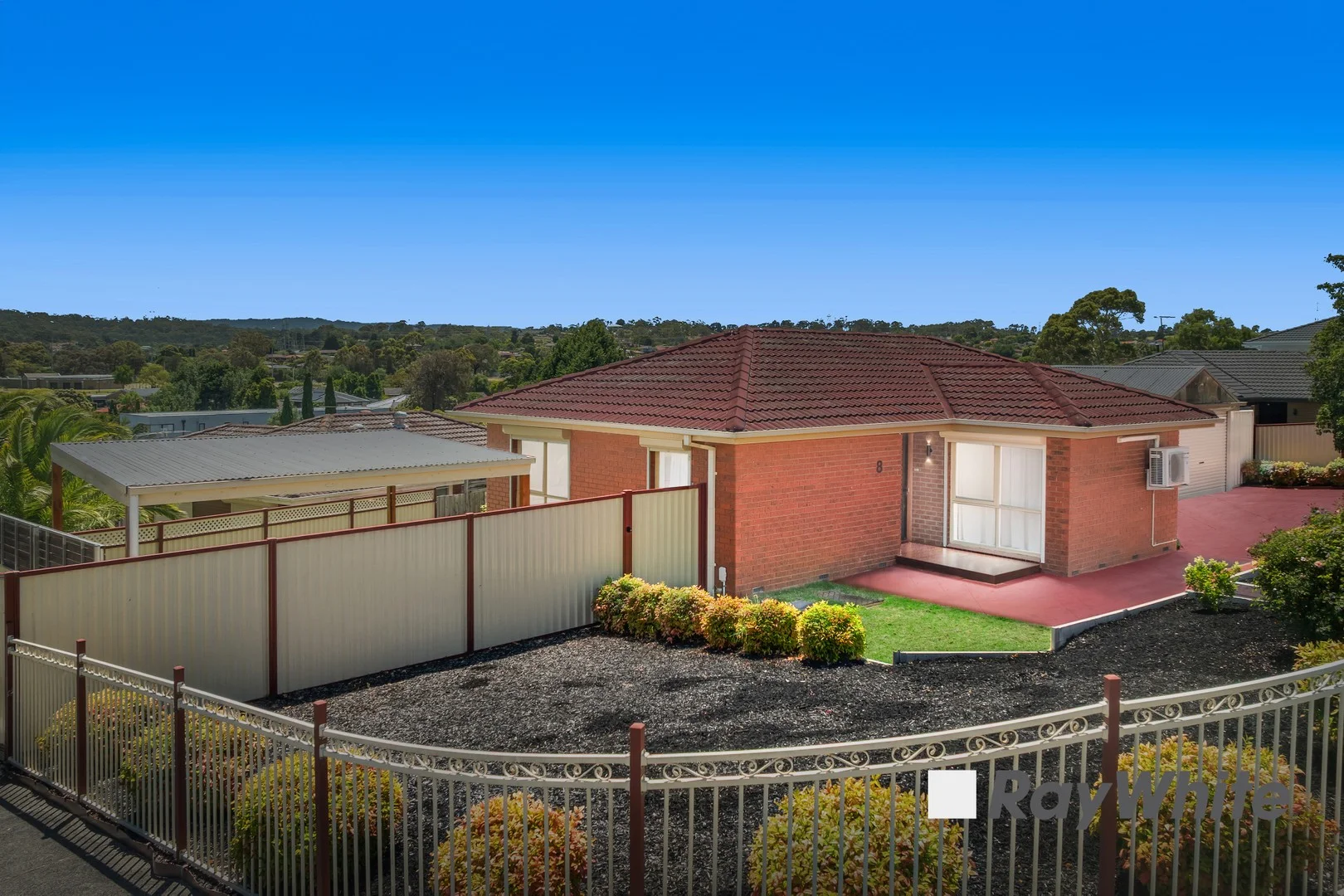 8 Lachlan Drive (1/1)