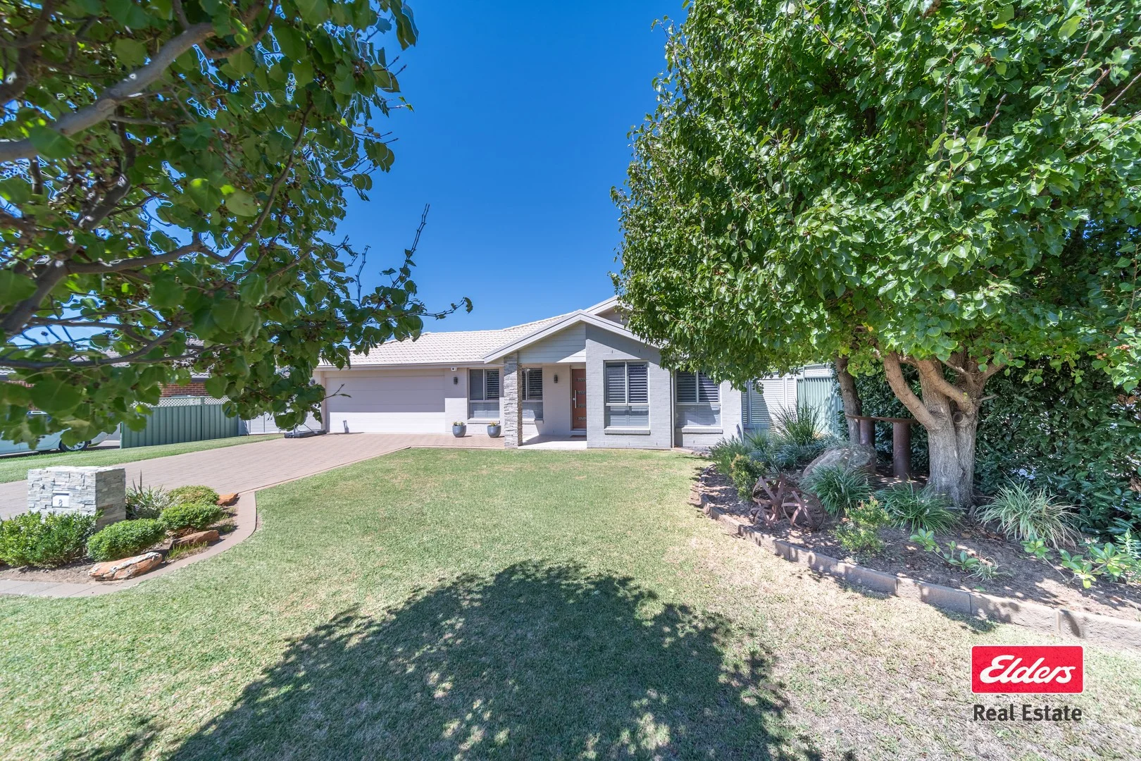 8 Loch Lomond Way (1/19)