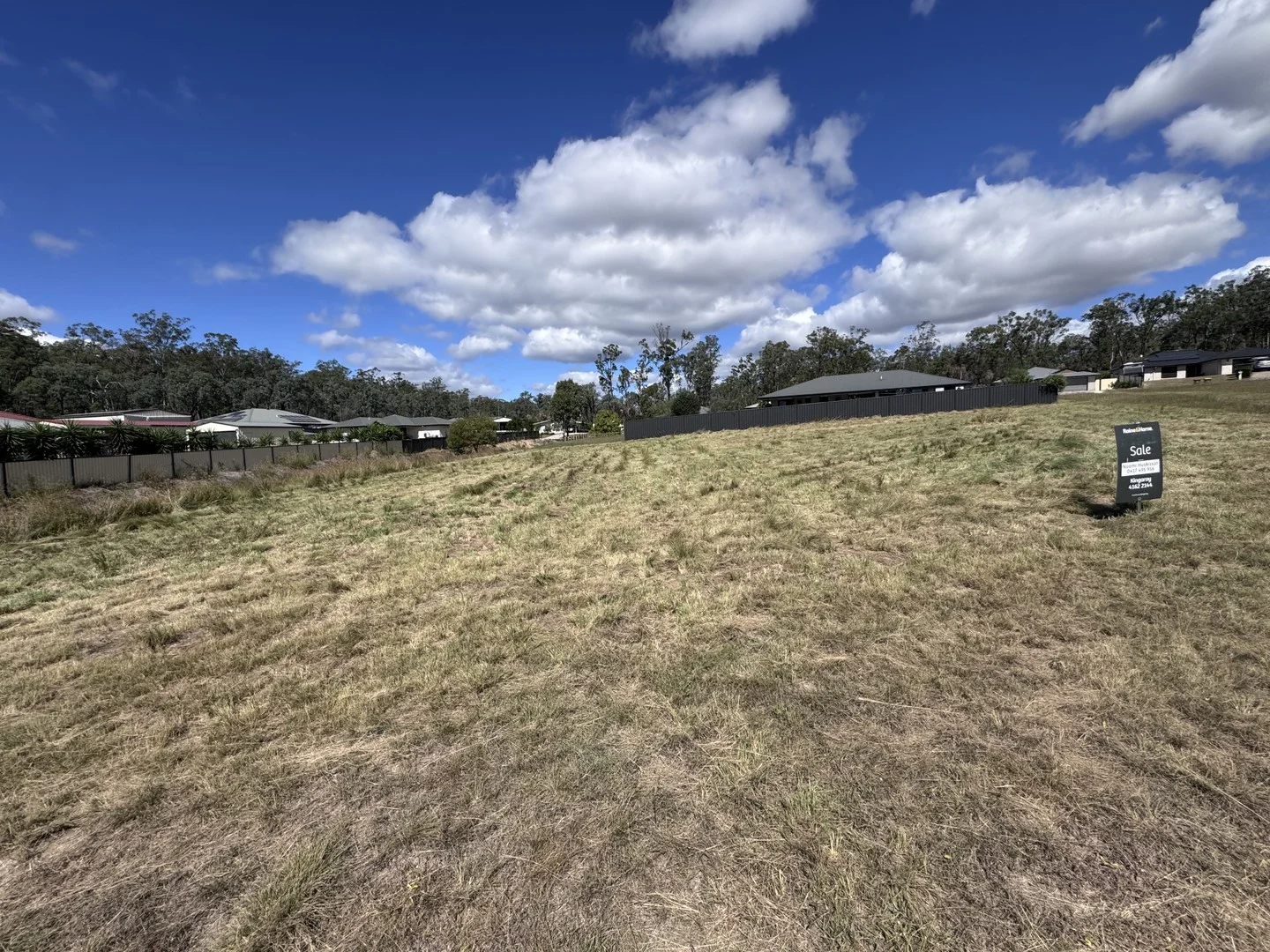 8 MCLUCAS CRESCENT (1/8)