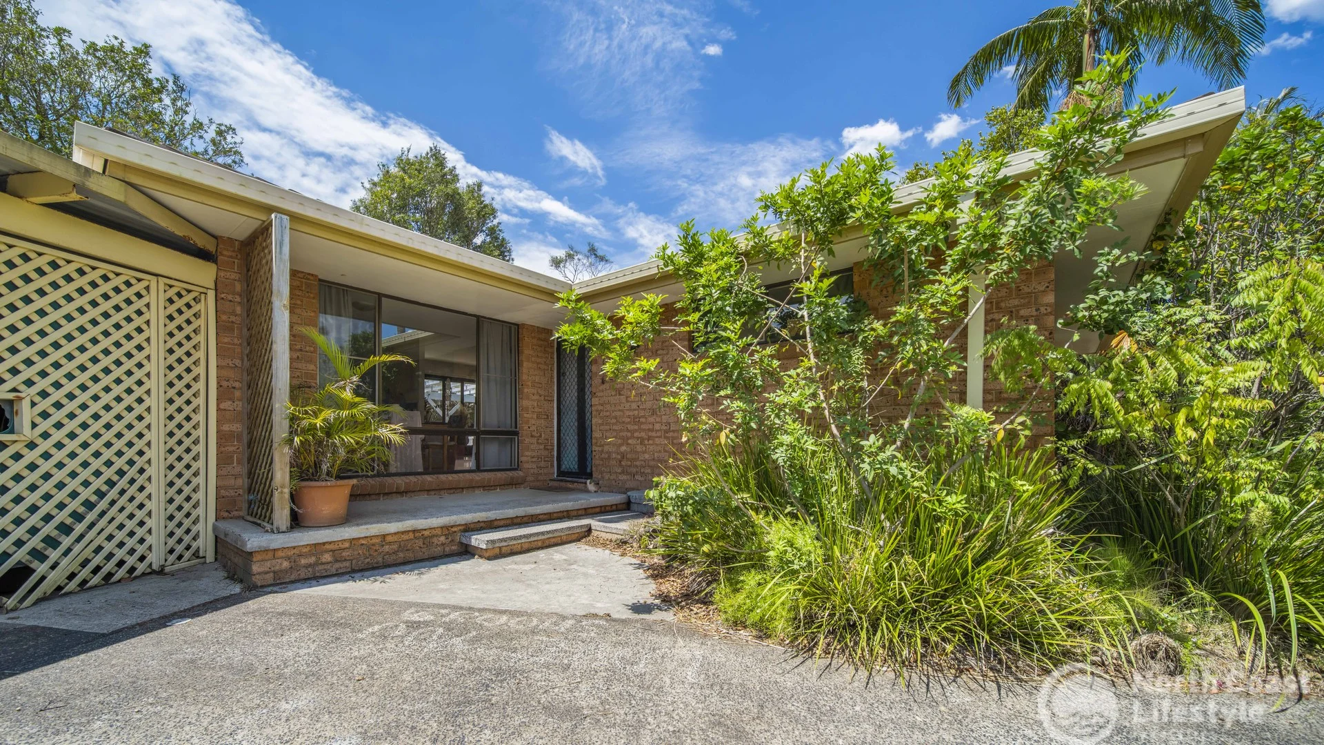8 Natan Court (1/30)