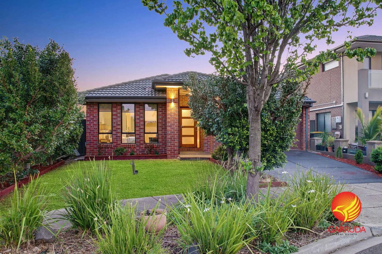 8 PARKFIELD COURT (1/26)