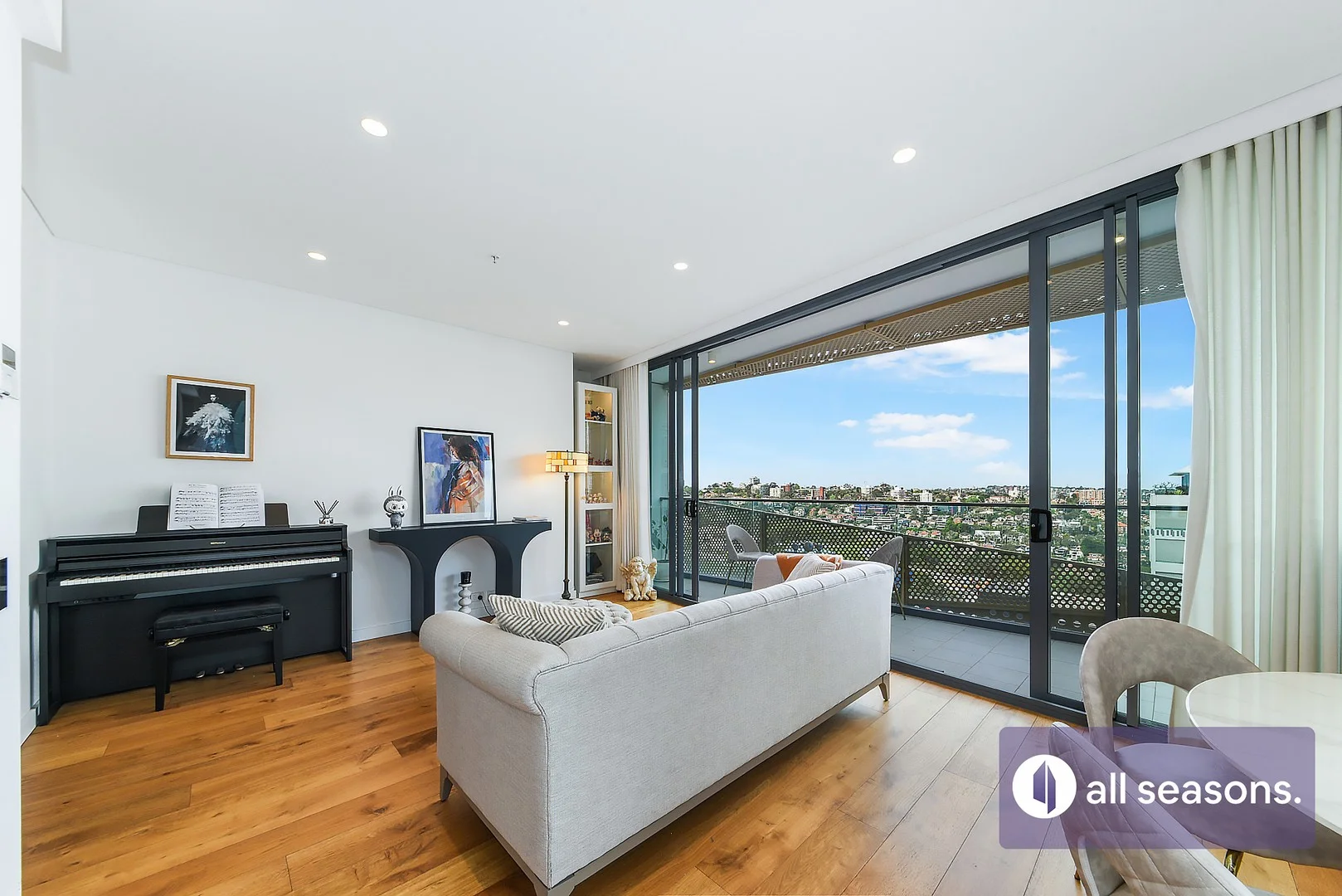 806/221 Miller Street (1/19)