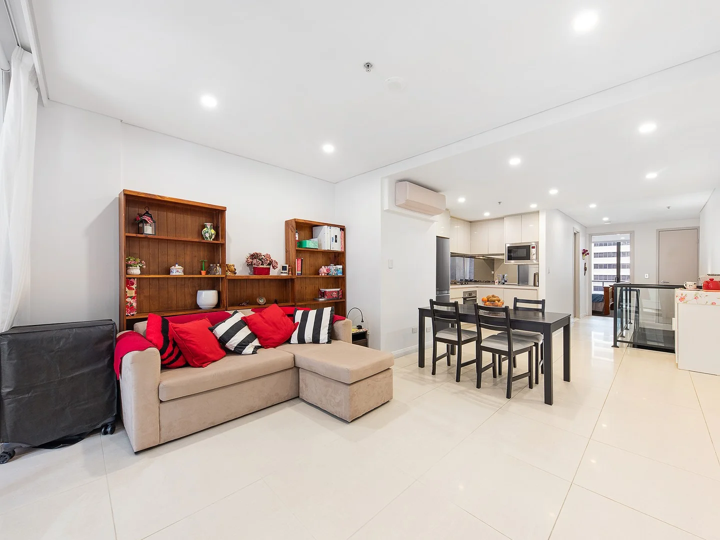819/30 Charles Street (1/5)