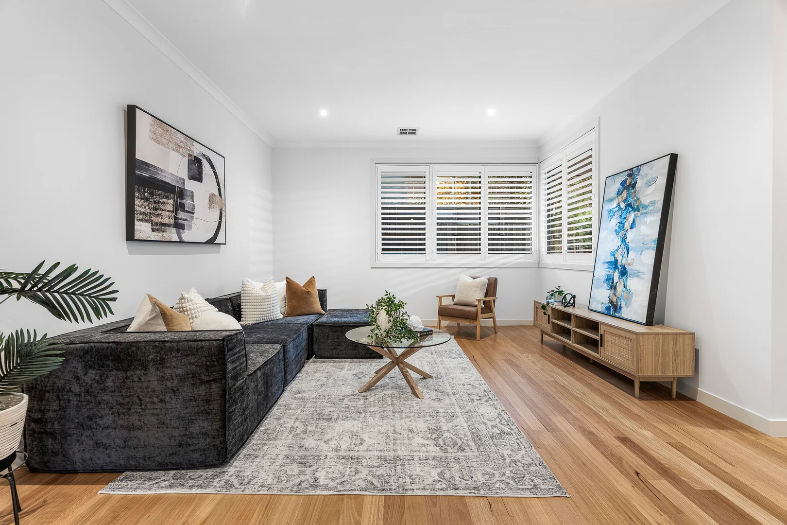 84A Russell Crescent - Image 2