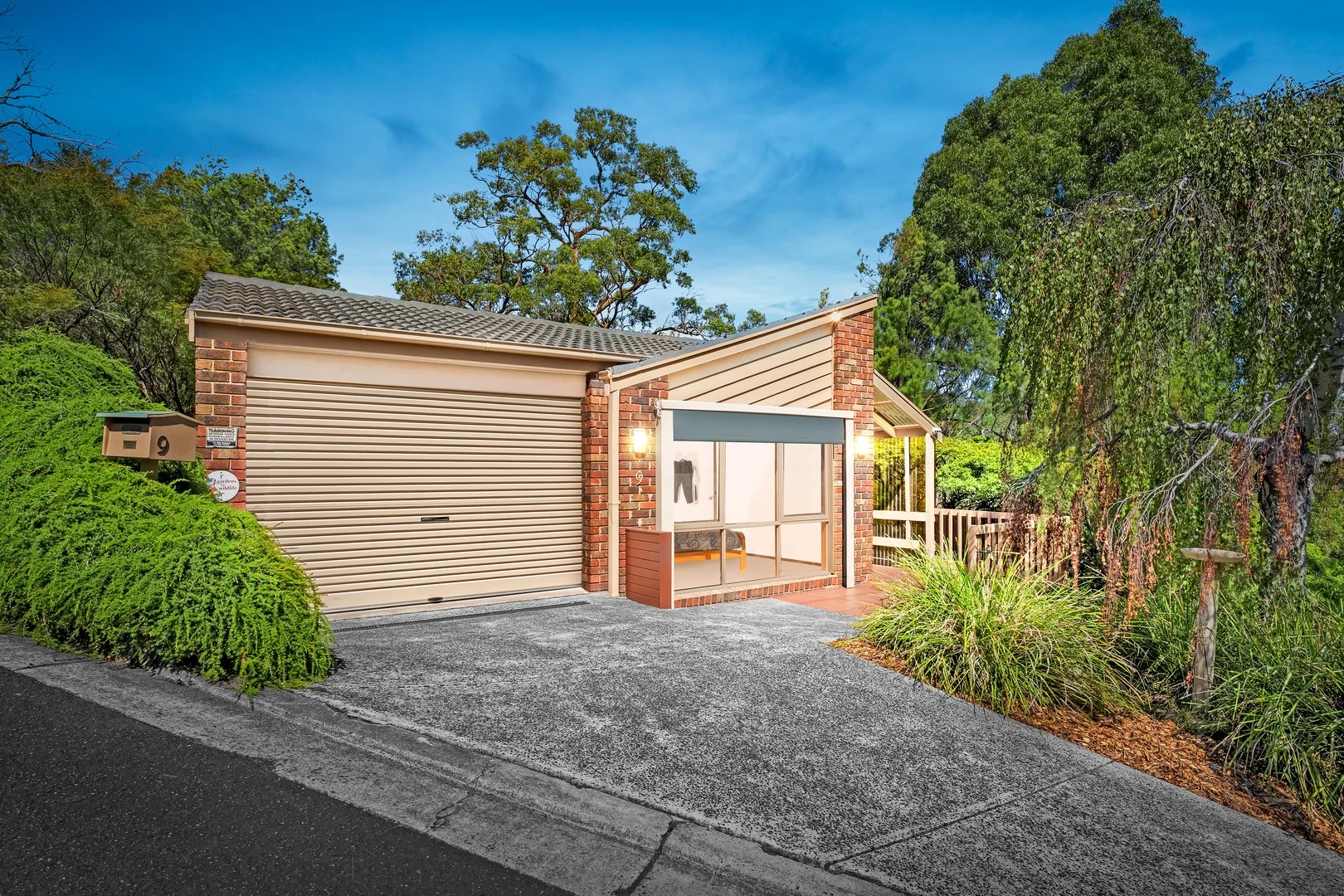 9 Debson Close (1/9)