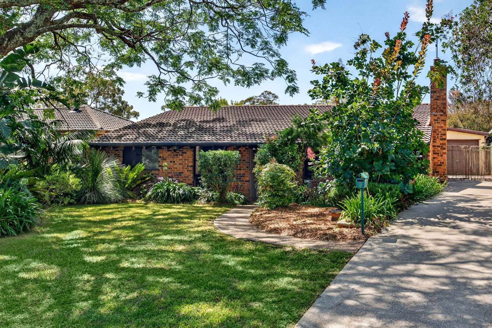 9 Robyn Road (1/1)