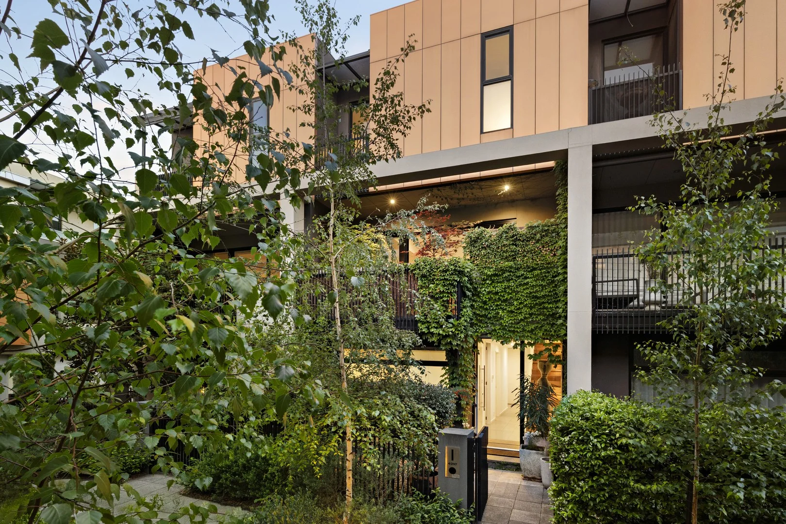 Residence 4 (1/1)